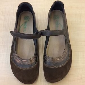Naot Sz 41 “Kirei” Mary Jane flat sandals Bronze